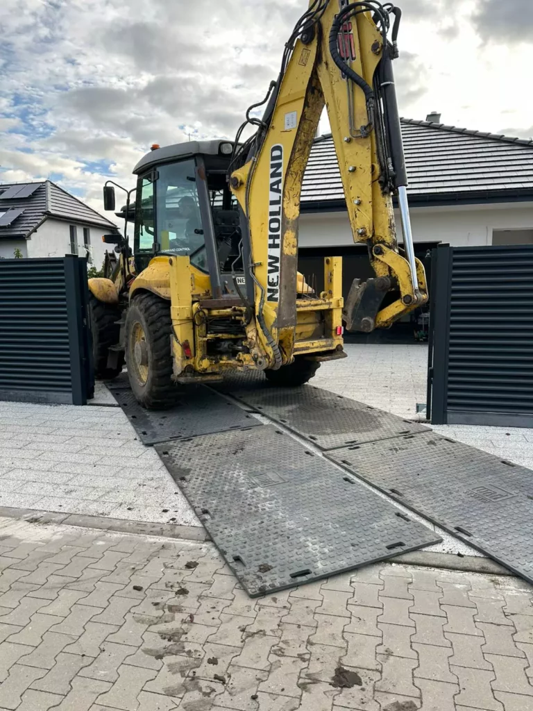 Wyjazd koparki po płytach drogowych w Szczecinie