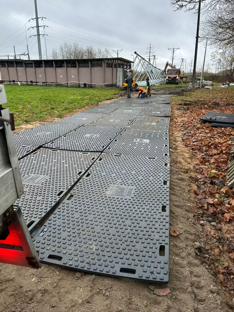 Wjazd na drogę z płyt drogowych prowadzącą do słupa energetycznego w Nowogardzie