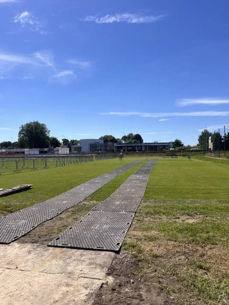 Płyty drogowe na stadionie w Ujściu — przejazd pod scenę