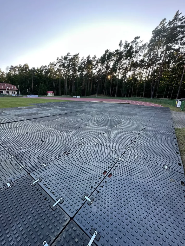 Płyty drogowe na stadionie w Złocieńcu — zabezpieczenie na dożynki