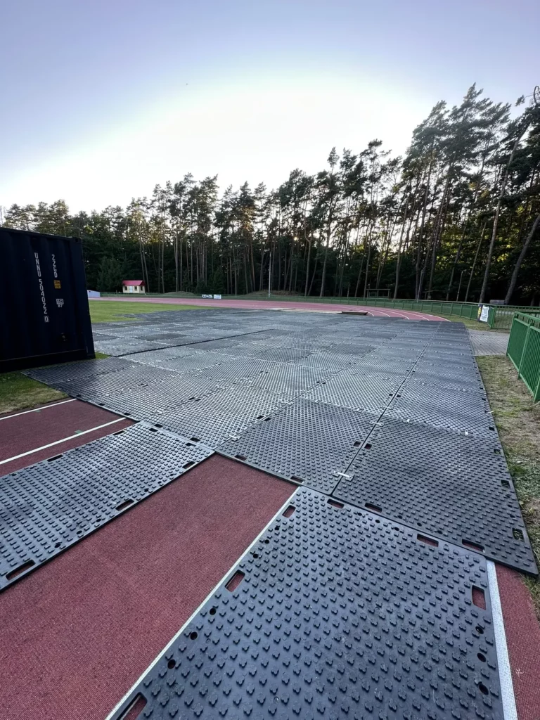 Płyty drogowe ułożone na murawie i przy bieżni stadionu w Złocieńcu